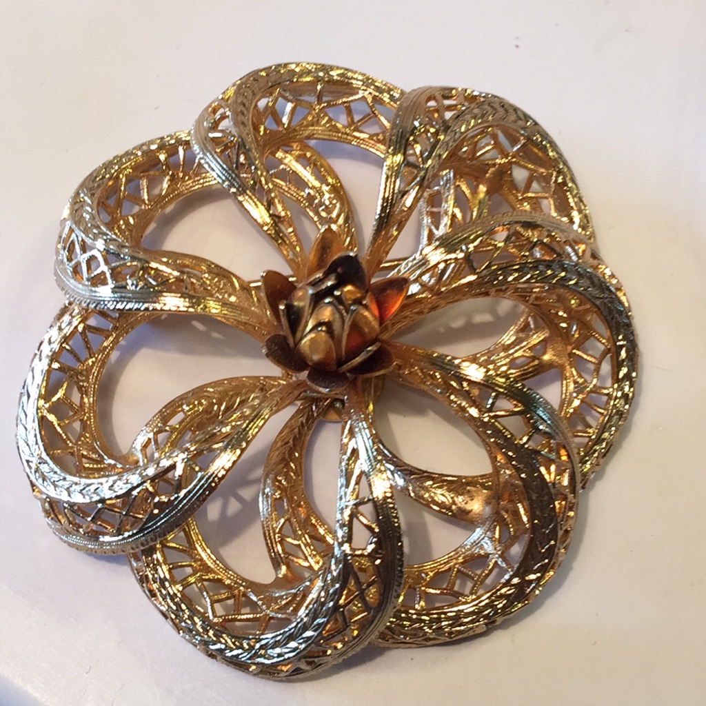 Vintage Corocraft Gold Filigree Flower Brooch 28$